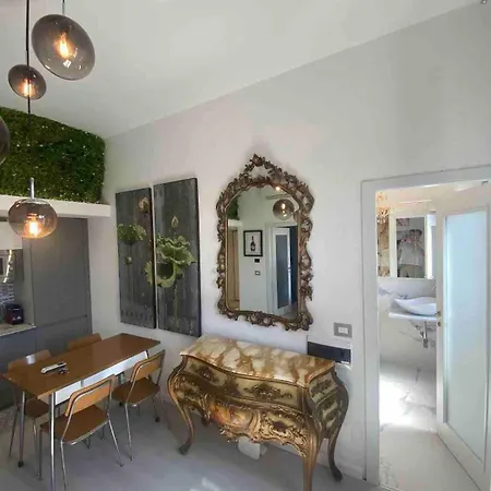 - Stylish, Historic, Luxury شقة ميلان